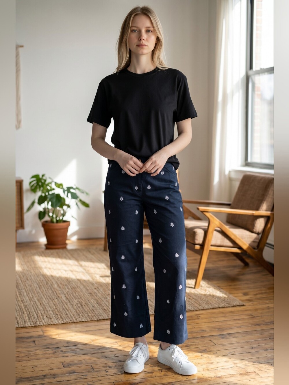 St. John Navy Blue All-Over White Bee Embroidered Wide Leg Cropped Pants